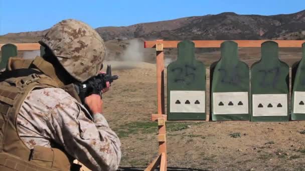 Soldater praktiken skjuter sina vapen — Stockvideo