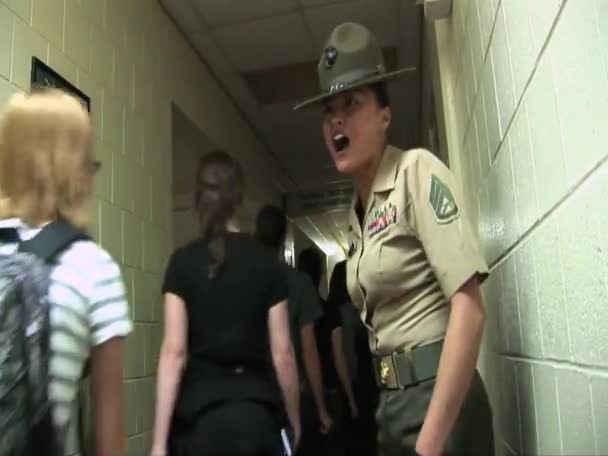 Armádní staví vojáci když táborové školení. — Stock video