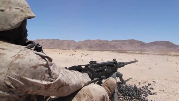 Marines practice firing machine gun — Stock Video