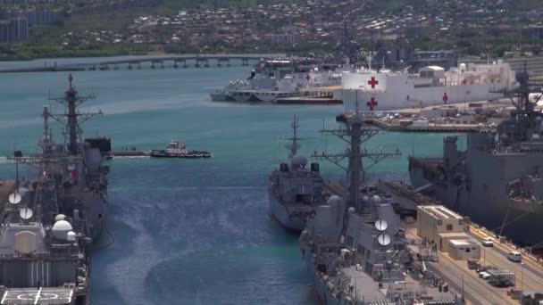 Sebuah kapal selam bergerak melalui Pearl Harbor — Stok Video