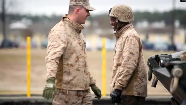 Los engranajes militares se cargan en los vagones — Vídeo de stock