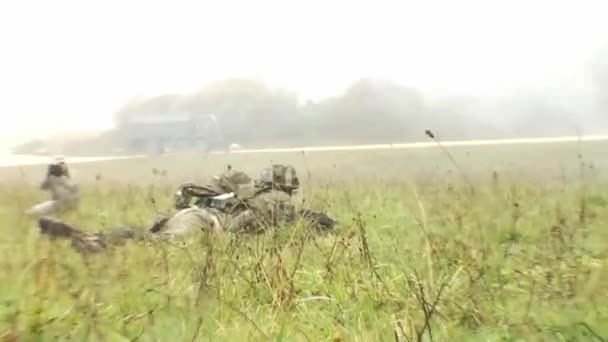 Солдаты участвуют в огневых учениях — стоковое видео