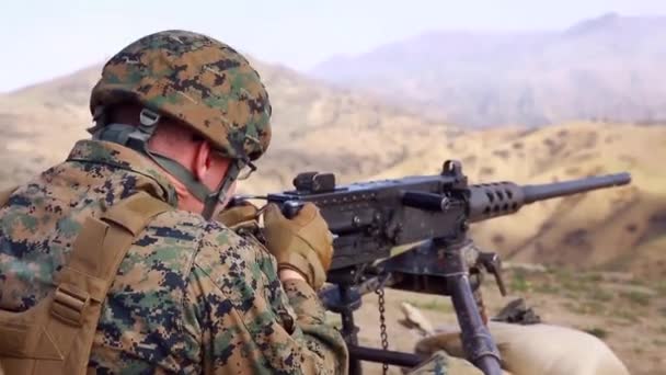 Marines de los Estados Unidos practican disparar — Vídeos de Stock