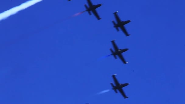 一种形成的喷气式飞机 — 图库视频影像