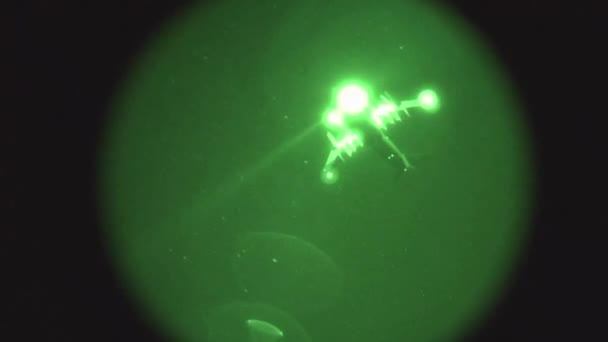 Night vision av fallskärm luftlandsättning — Stockvideo