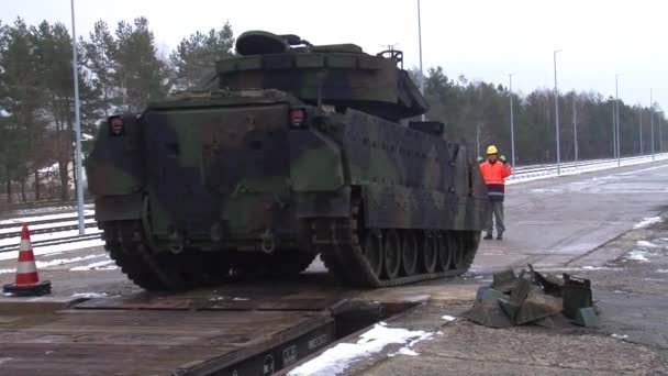 Militära redskap resa genom Europa med tåg — Stockvideo