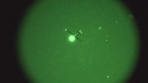 Visión nocturna del lanzamiento desde el paracaídas — Vídeo de stock