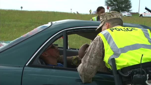 Пожежники практиці реагування на краху автомобіля — стокове відео