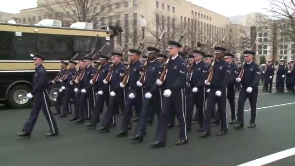 Veteranos y militares caminan en un desfile — Vídeos de Stock