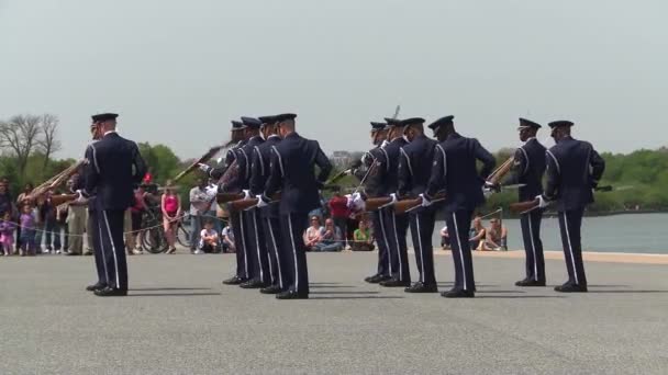 I Marines esercitano le attività di guardia d'onore — Video Stock