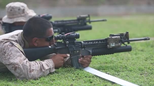士兵们射击练习 — 图库视频影像