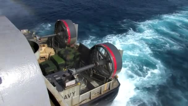 Αποβατικό οχήματα στον ωκεανό — Αρχείο Βίντεο