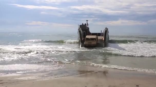 Ett amphibious transport hantverk — Stockvideo