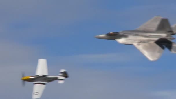 Aviones de combate realizan acrobacias — Vídeos de Stock