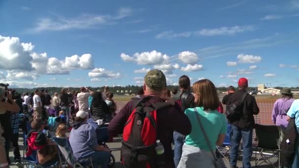 Multidões assistem a um show aéreo — Vídeo de Stock