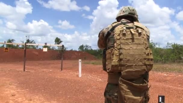 Soldados australianos e americanos praticam — Vídeo de Stock