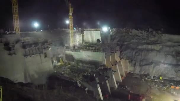 Presa siendo construida día y noche — Vídeo de stock