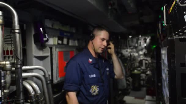 Actividades a bordo de un submarino — Vídeo de stock