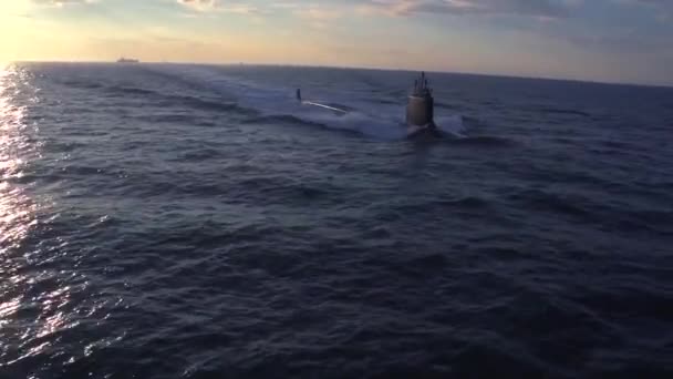 Submarino en movimiento en el mar — Vídeo de stock