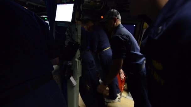 Activiteiten aan boord van een onderzeeër — Stockvideo