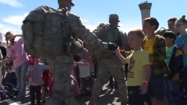 Niños saludan ejército — Vídeo de stock