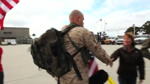 Powrót żołnierzy z wdrażania za granicą — Wideo stockowe