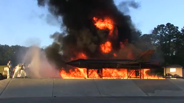 Brandweerlieden strijd een razende chemische vuur — Stockvideo
