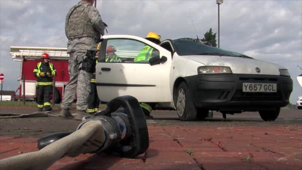 Пожежники практиці реагування на краху автомобіля — стокове відео