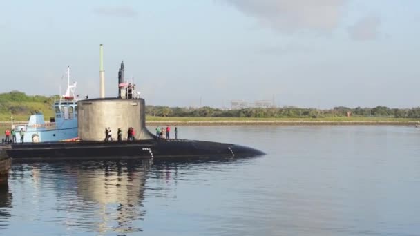 Sebuah kapal tunda memimpin kapal selam — Stok Video