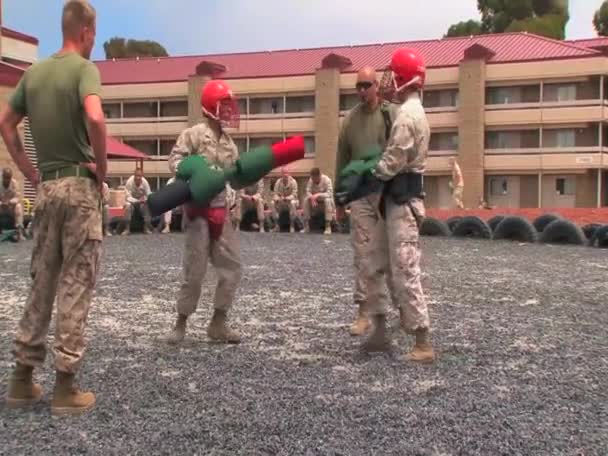 Fuzileiros navais aprendem técnicas de combate corpo a corpo — Vídeo de Stock