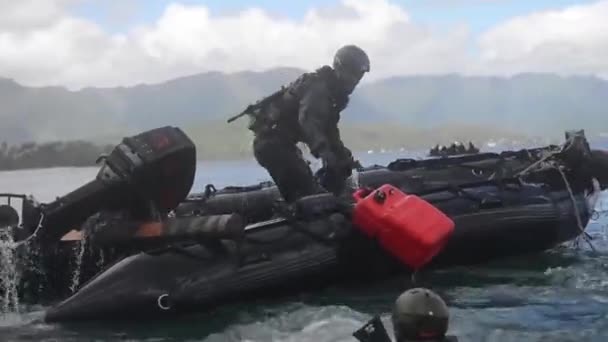 Navy Seals barco en zodíaco de goma — Vídeos de Stock