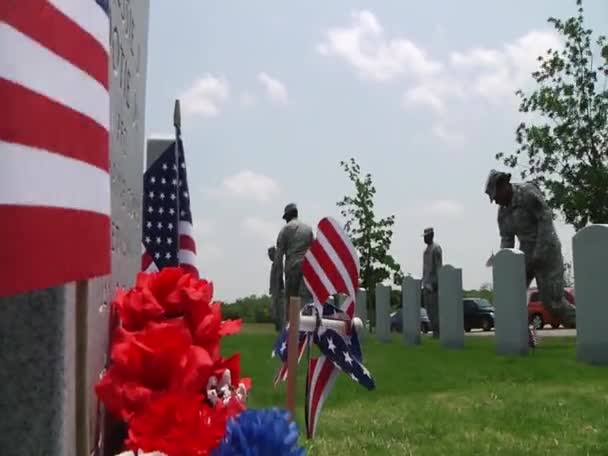 Soldaten ehren die Toten auf einem Friedhof — Stockvideo