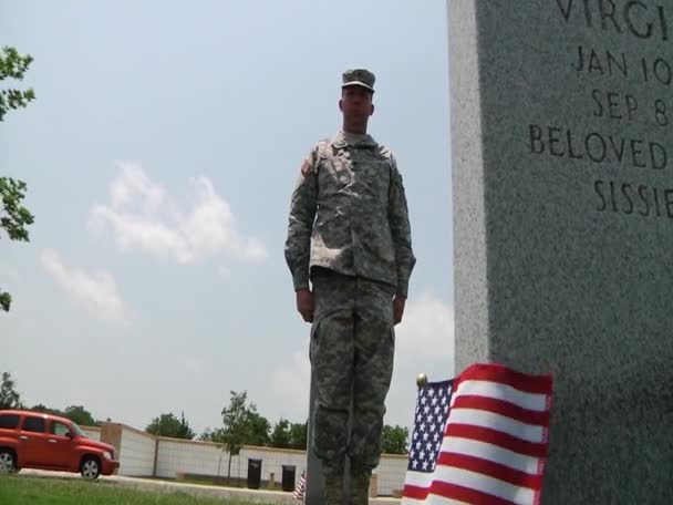 Des soldats honorent les morts dans un cimetière — Video