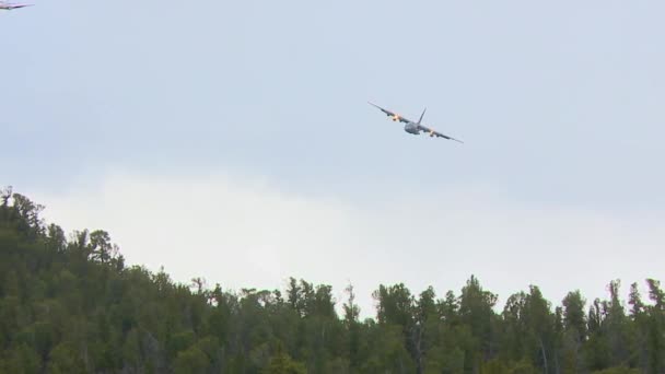 A c-130 machen Praxis Wassertropfen — Stockvideo