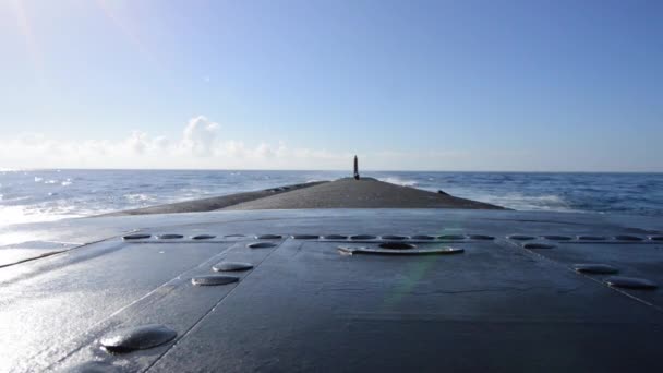 Mensen op dek van onderzeeër — Stockvideo