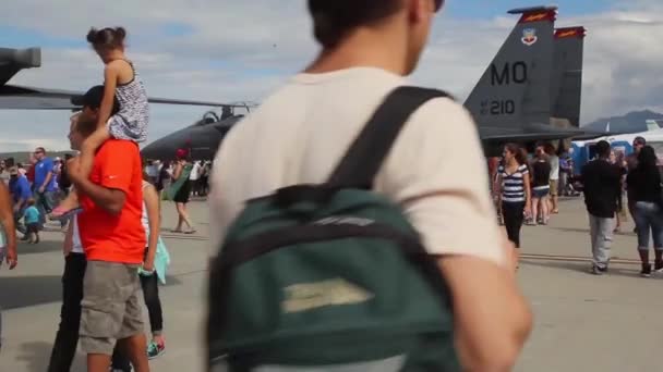 Crowds attend an air show — Stock Video