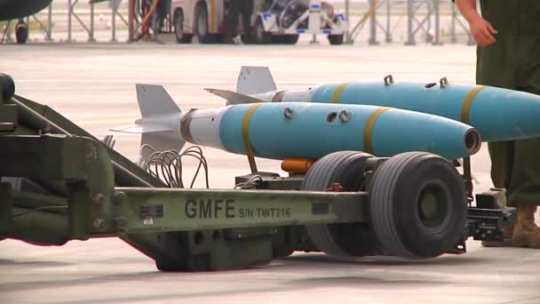 Bommen worden geladen in een jet-vliegtuig — Stockvideo