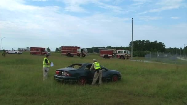 Firefighters practice responding to a car wreck — Stock Video