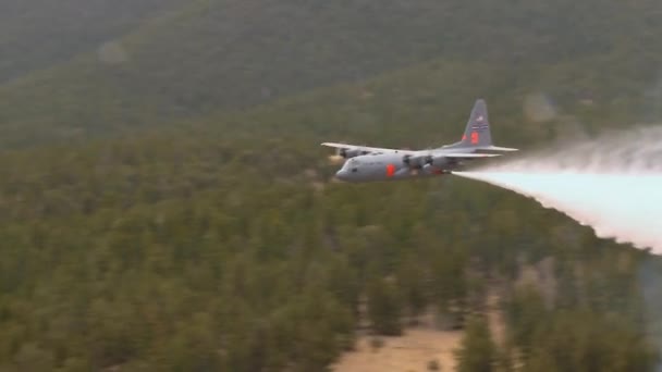 Bir C-130 pratik su damlaları yapar — Stok video