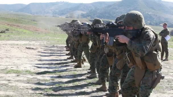 Soldiers practice firing weapons — Stock Video