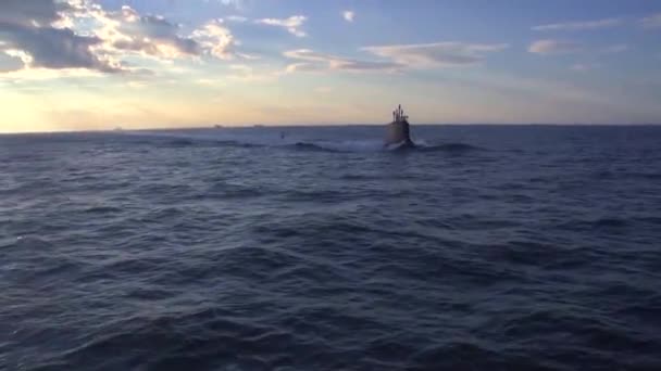Отличная антенна над подводной лодкой — стоковое видео