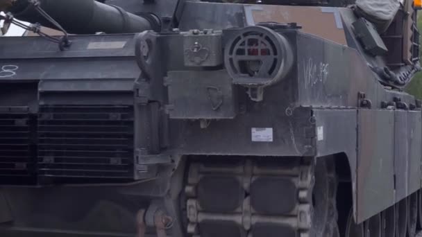 Les engins militaires sont chargés sur les wagons — Video