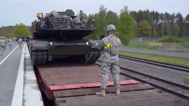 Engrenagens militares são carregadas para vagões ferroviários — Vídeo de Stock