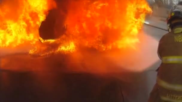 Пожарные сражаются с бушующим химическим огнем — стоковое видео