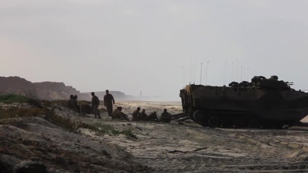 Mariniers praktijk een amfibische landing — Stockvideo