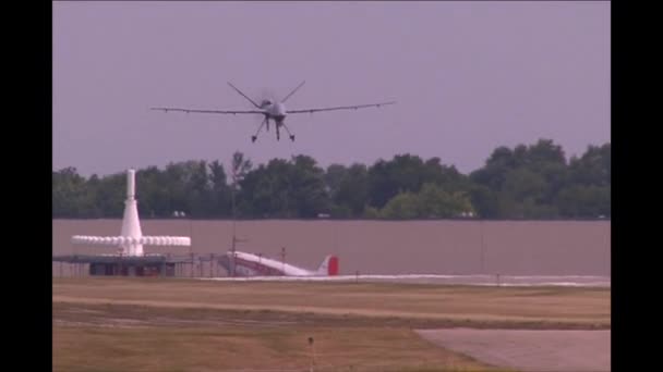 El avión de vigilancia de drones aterrizando — Vídeos de Stock