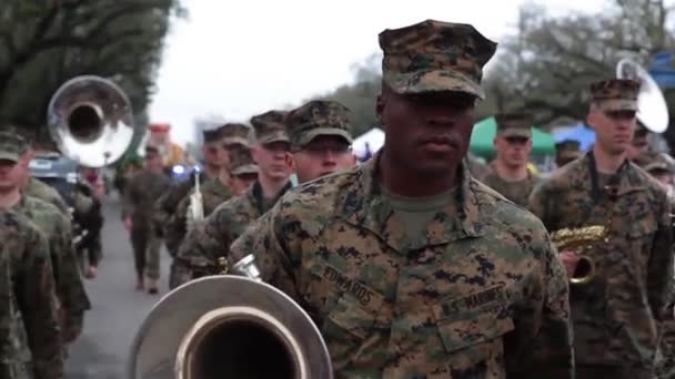 Veteranen en militairen lopen in een parade — Stockvideo