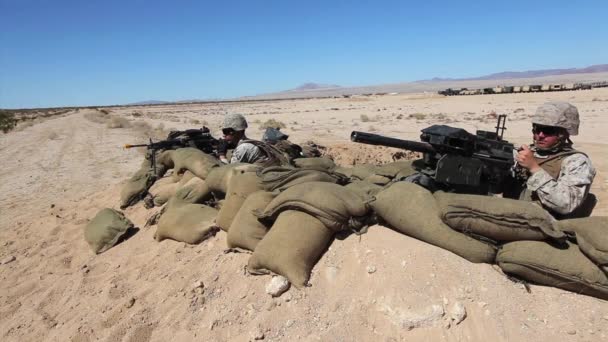 Marines de los Estados Unidos practican disparar — Vídeos de Stock