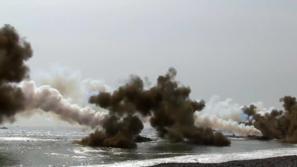Морские пехотинцы проводят масштабные учения по вторжению амфибий — стоковое видео