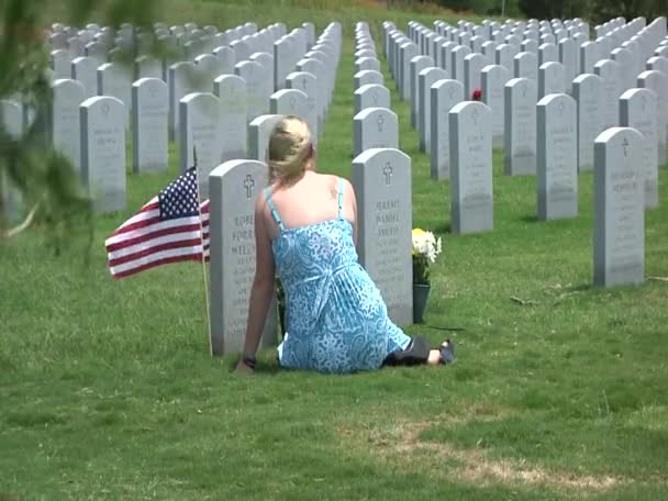 士兵们纪念死者在公墓 — 图库视频影像
